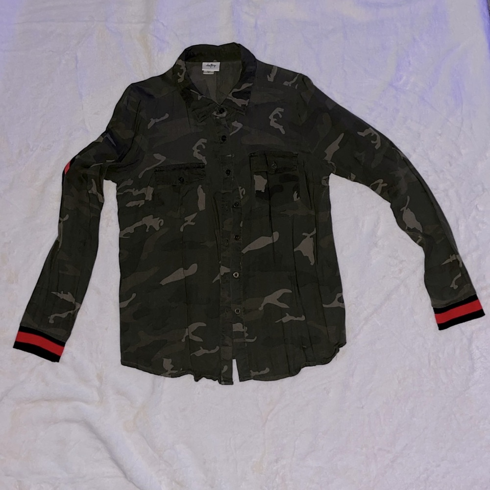 Daytrip Camouflage button down top. -Medium